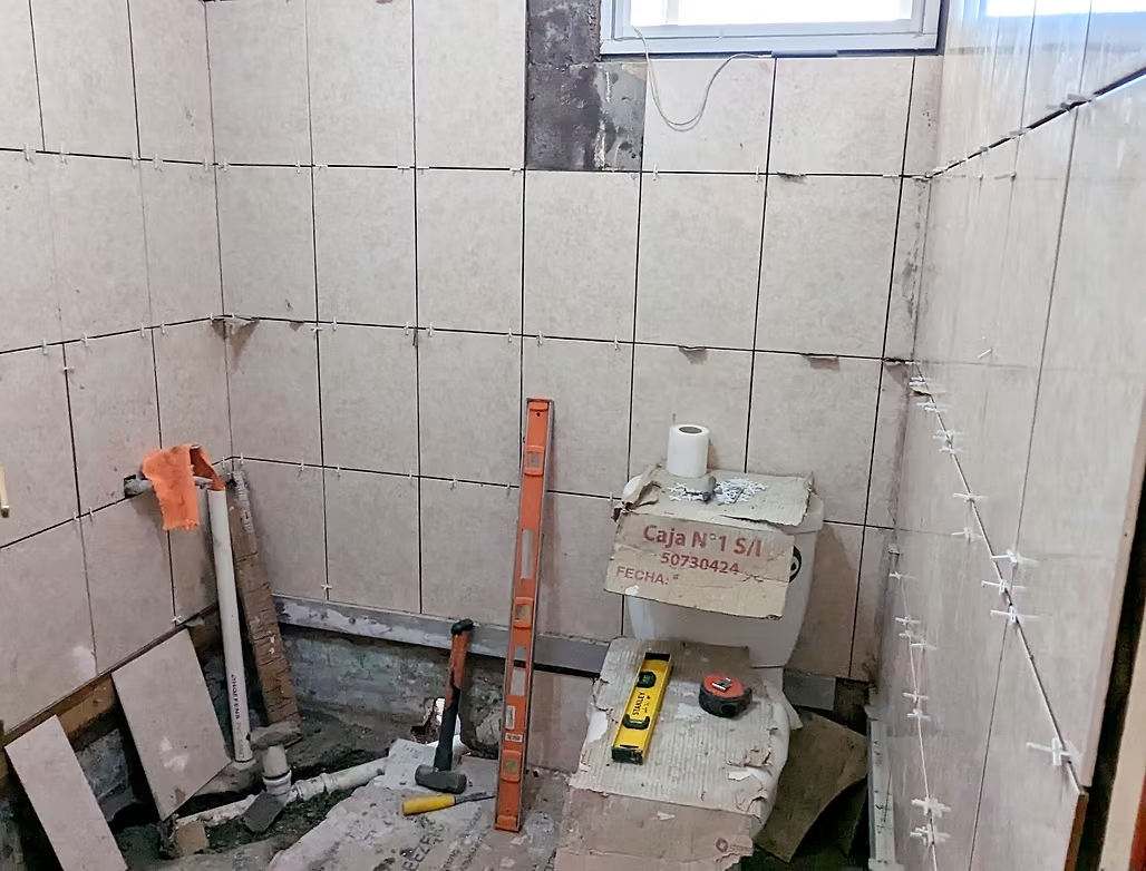 Instalación de revestimiento cerámico en muros del baño