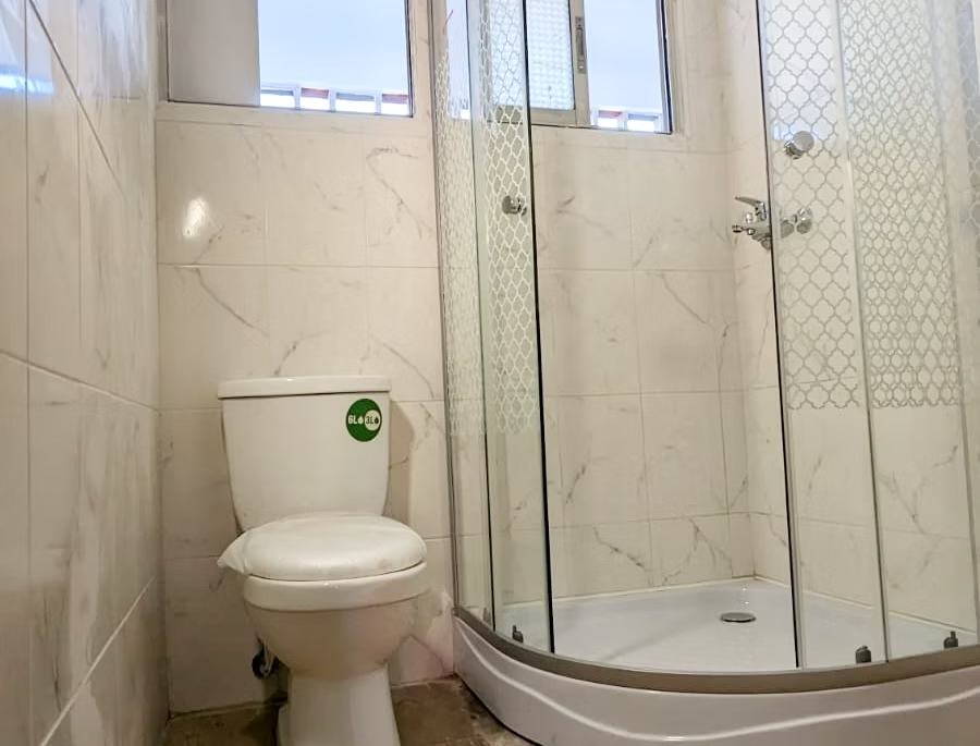 Baño terminado con receptáculo y WC nuevos